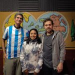 adrian, leo y sofi en los estudios de Colmena en bicivilizados radio