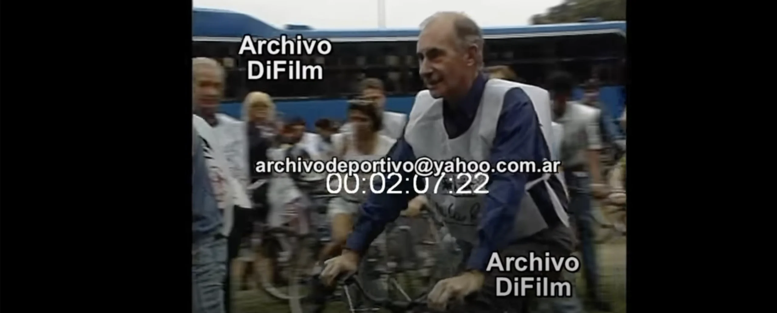 De La Rua en campaña, bicivilizados. Foto video de Archivo DiFilm