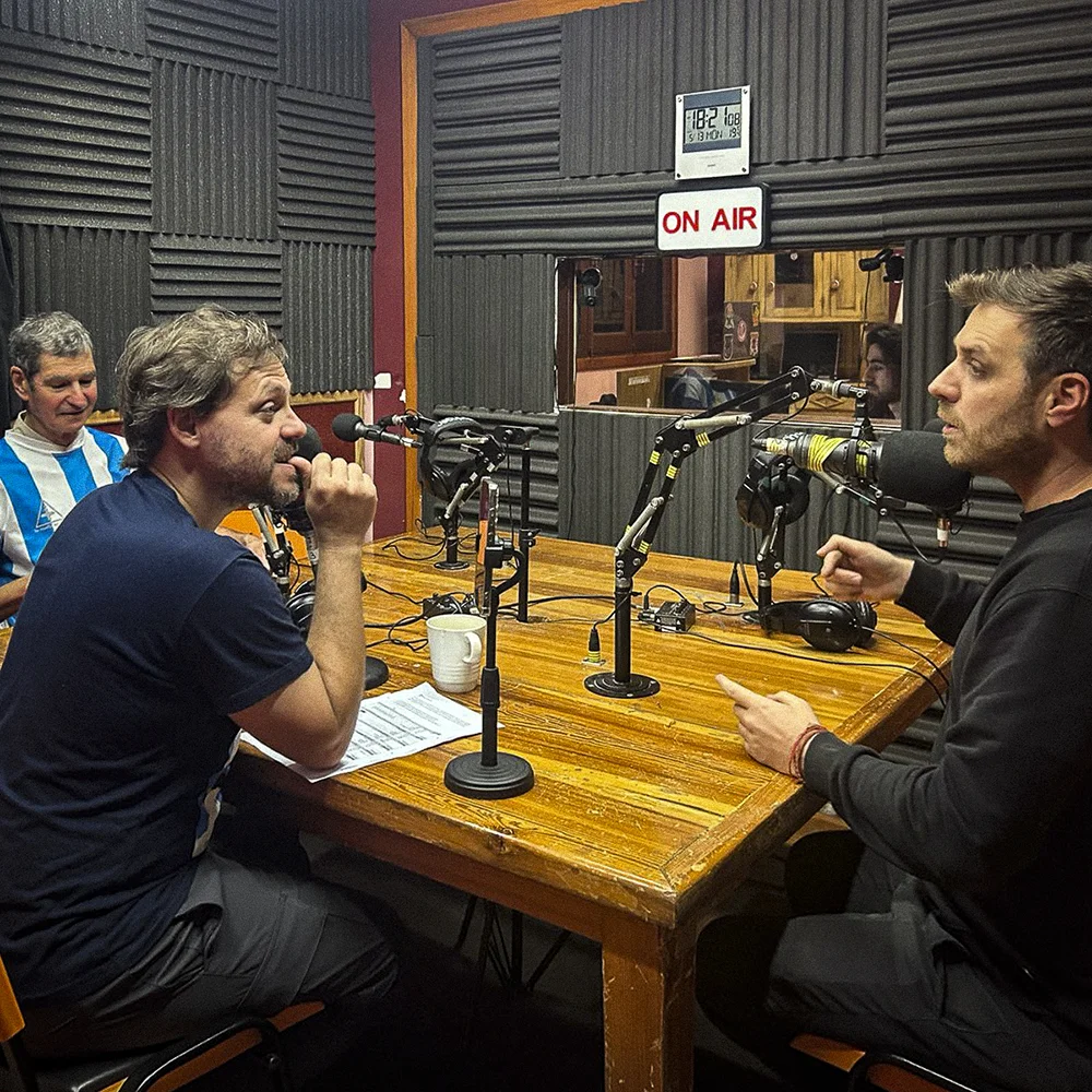 adrian_leo_emma copia Adrián, Leo Spinetto y Emma Ferrario en el estudio de Radio Colmena en bicivilizados radio 421